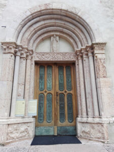 Porta laterale del Duomo di Trento